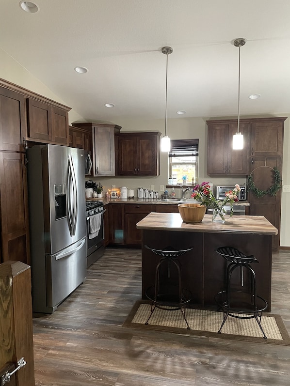 Microwave, dishwasher, coffee/tea maker, cookware/dishes/utensils