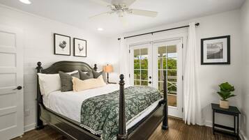 2 habitaciones, escritorio y tabla de planchar con plancha