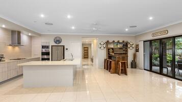 Microwave, oven, dishwasher, coffee/tea maker