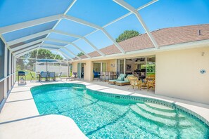 Una piscina techada con sillones de descanso y un área de patio.