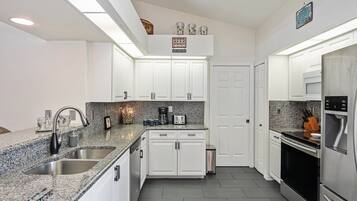 House (Captain`s Quarters) | Private kitchen | Fridge, microwave, dishwasher, coffee/tea maker