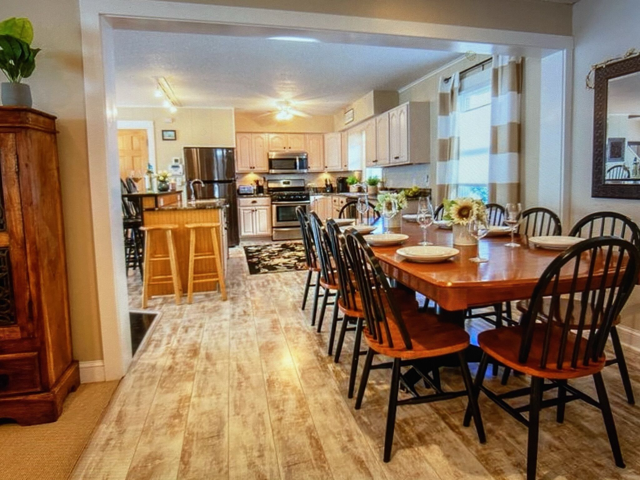 Ocean block 5 BR home with fenced-in yard, steps to bch, Great for entertaining!