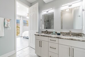 Dusche, Haartrockner, Handtücher, Seife