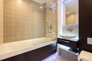 Apartment | Bathroom | Free toiletries, hair dryer, towels, soap - The Spitalfields Flats (London)