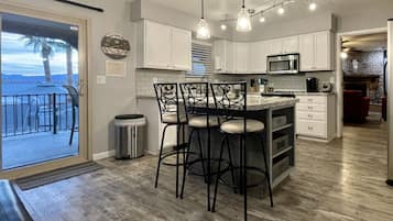 Een koelkast, een magnetron, een oven, een kookplaat