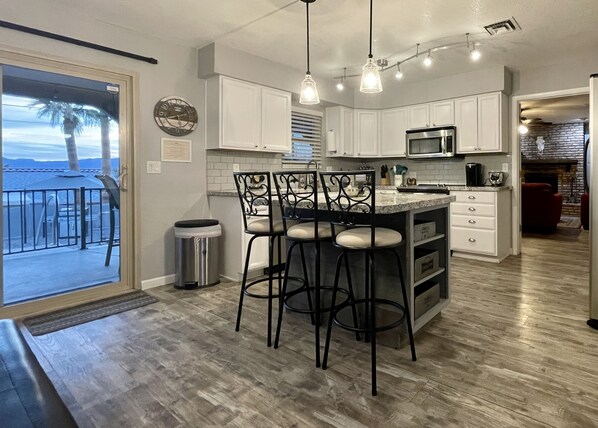 Kjøleskap, mikrobølgeovn, ovn og kokeplater