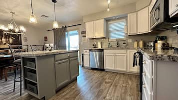 Een koelkast, een magnetron, een oven, een kookplaat