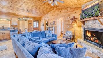 Een televisie en een open haard