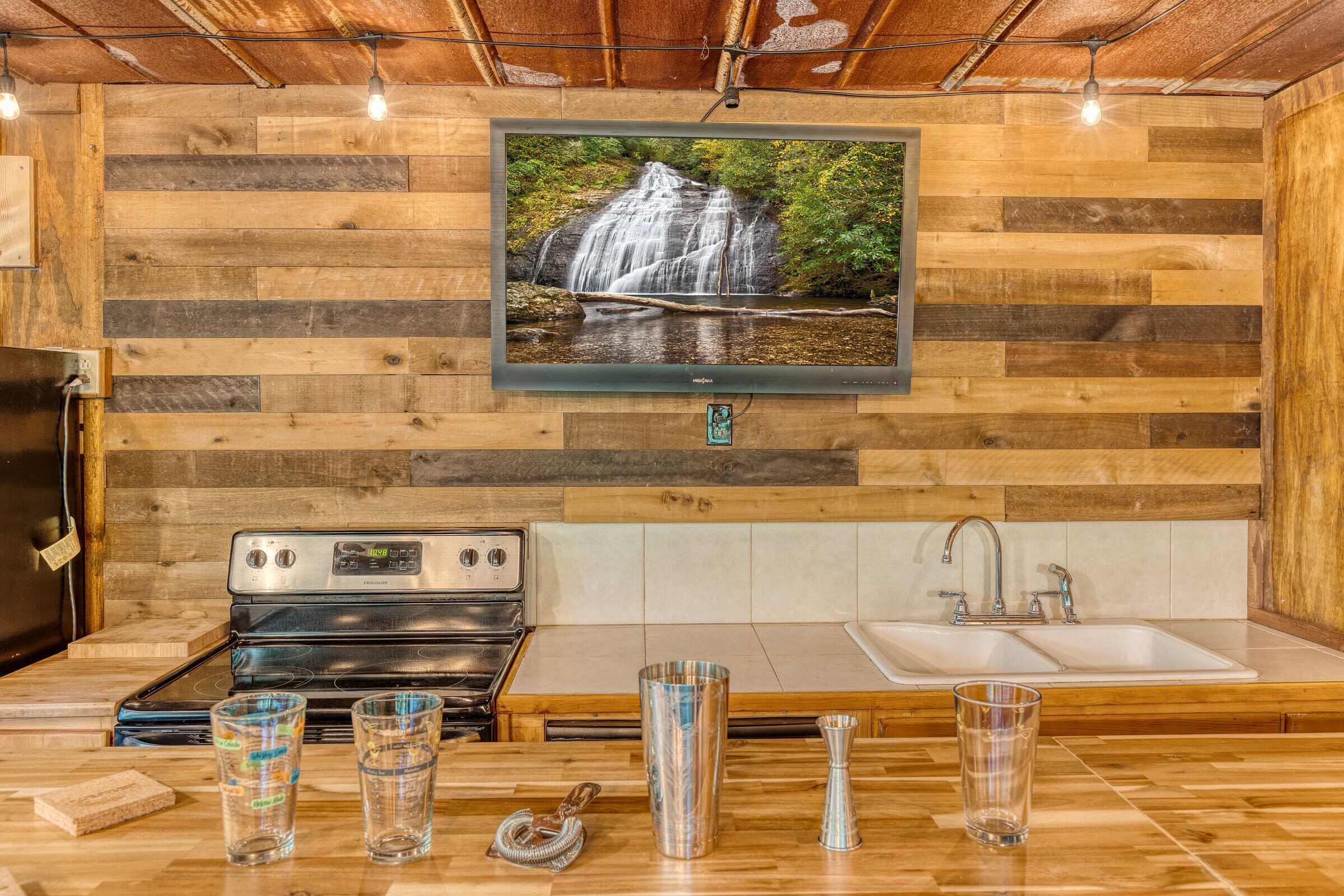 冷蔵庫、電子レンジ、オーブン、コンロ