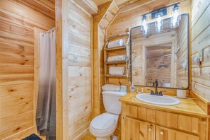 Bathtub, hair dryer, towels - Sunrise View-10 Min to Blue Ridge,Hot Tub-3 BR (Blue Ridge)