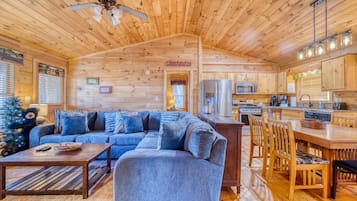 Een televisie en een open haard