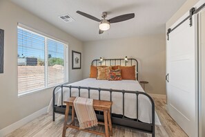 2 bedrooms, desk, iron/ironing board, free WiFi