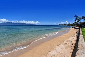 En la playa, camastros y toallas de playa