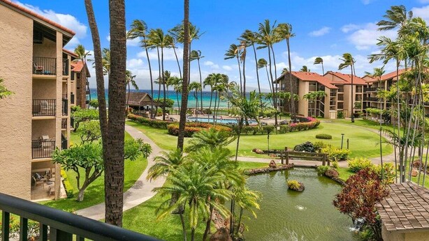Ein Resort mit mehreren Gebäuden, einem Pool und einem kleinen Teich.