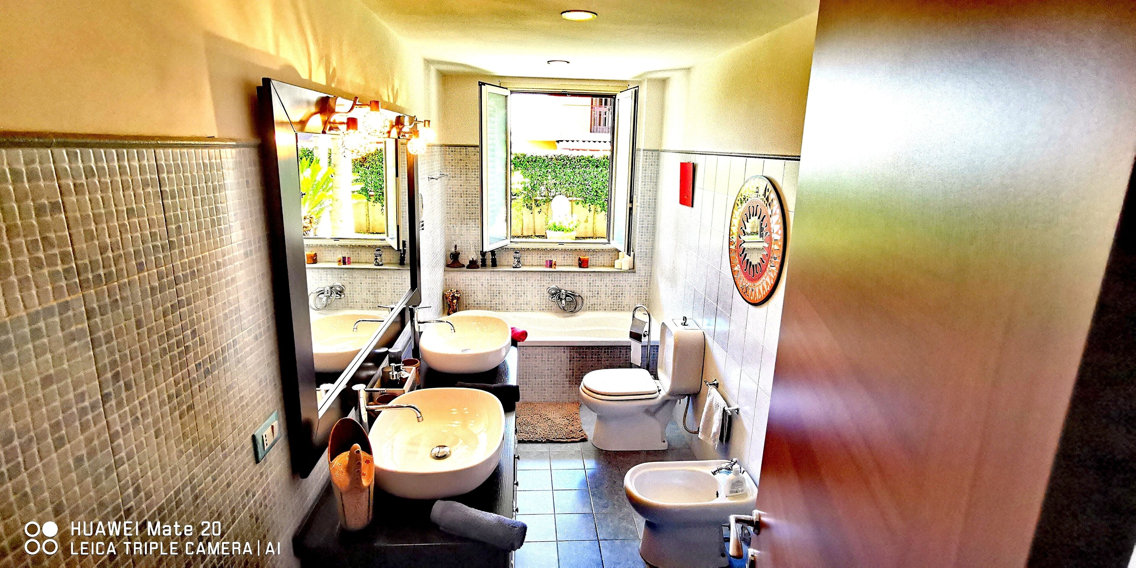 Duschwanne, Haartrockner, Bidet, Handtücher