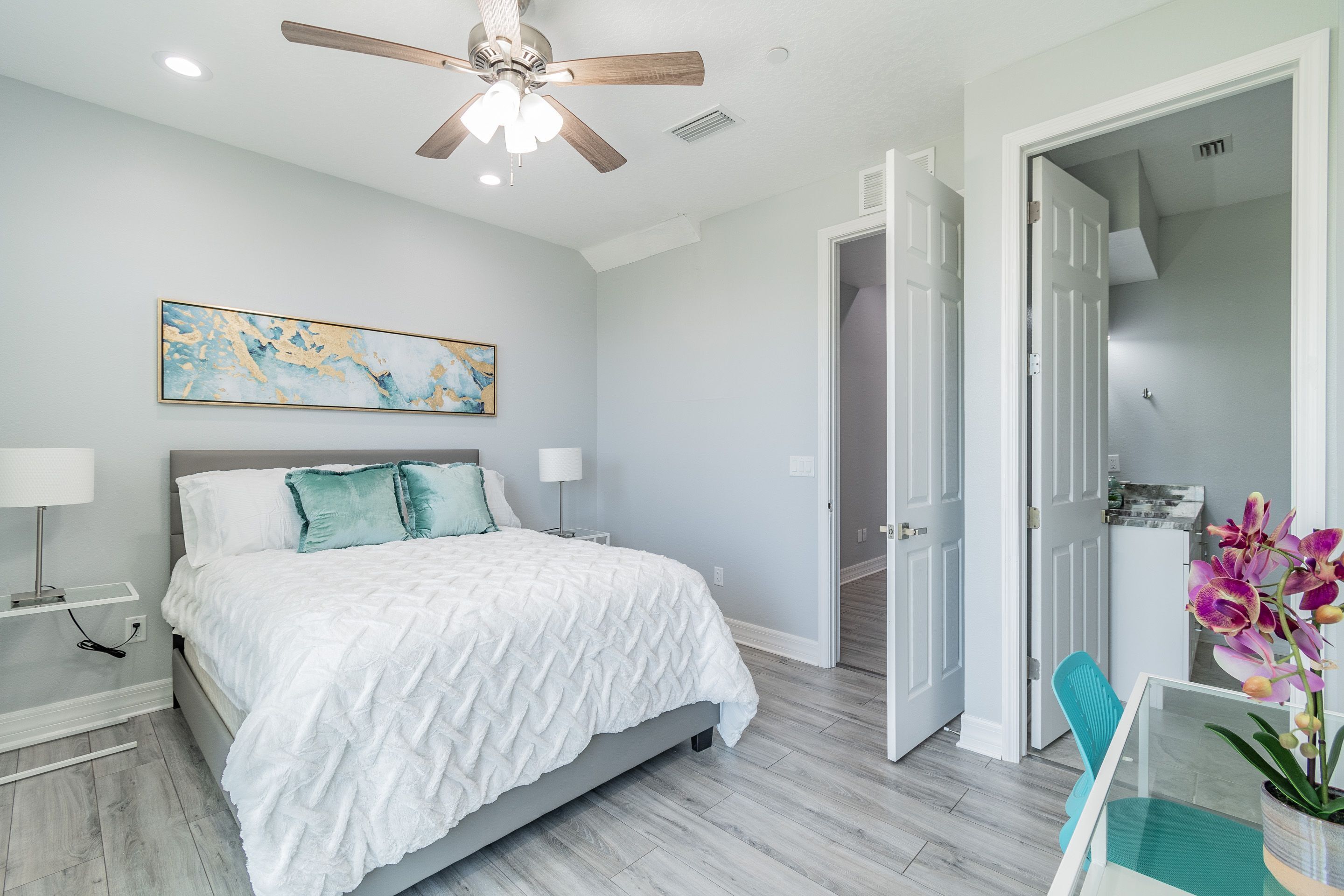 UNIT D! STEPS FROM THE BEACH! W PRIVATE ROOF TERRACE!!