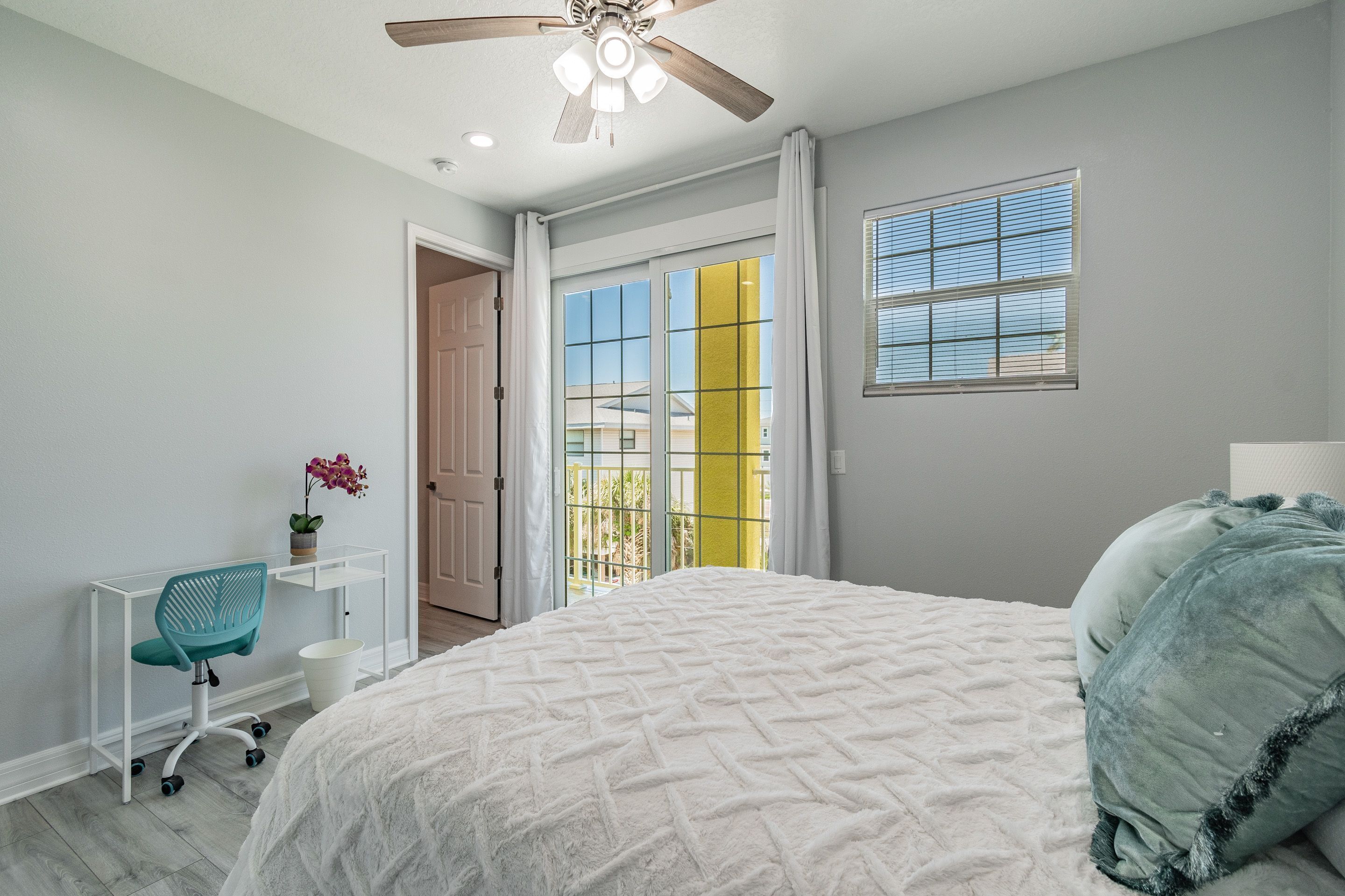 UNIT D! STEPS FROM THE BEACH! W PRIVATE ROOF TERRACE!!