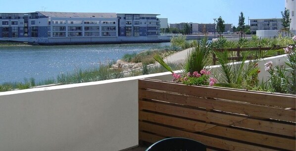 المنطقة المحيطة بالمنشأة