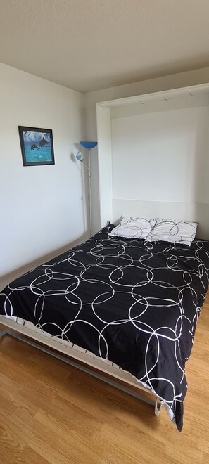 1 bedroom, bed sheets