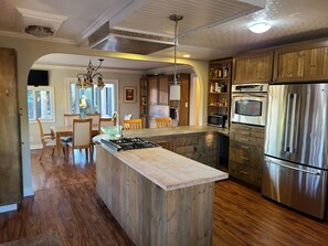 Een koelkast, een magnetron, een kookplaat, een vaatwasser