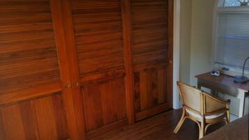 5 bedrooms, desk, free WiFi