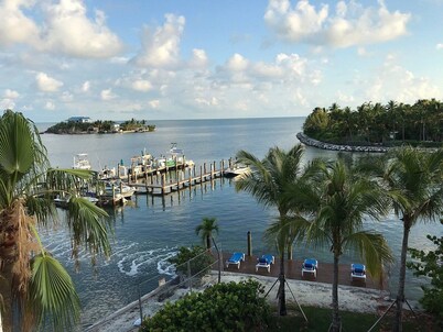 Condo 2br/2bath waterfront