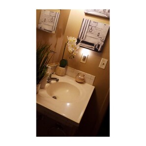 Combined shower/bathtub