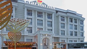 Un hotel con un letrero grande que dice 'Clarion Inn' y un diseño arquitectónico moderno.