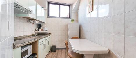 Frigorifero, microonde, forno, macchina per tè/caffè
