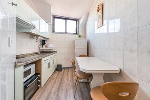 Kjøleskap, mikrobølgeovn, ovn og kaffetrakter/tekoker