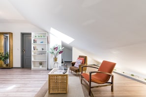 Interior - GuestReady - Red Stripes (Porto)