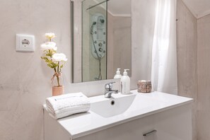 Shower, hair dryer, towels - GuestReady - Red Stripes (Porto)