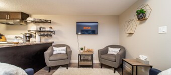 ★Bright Modern Suite ★ Netflix - WiFi ✔Long Stays ★ Clean