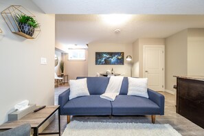 Smart TV, Netflix, streaming services - ★Bright Modern Suite ★ Netflix - WiFi ✔Long Stays ★ Clean (Edmonton)