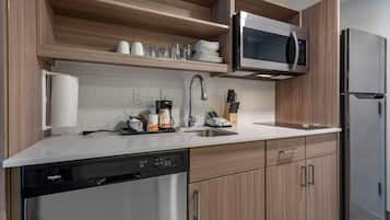 Brankas, meja kerja, tirai kedap cahaya, dan setrika/meja setrika