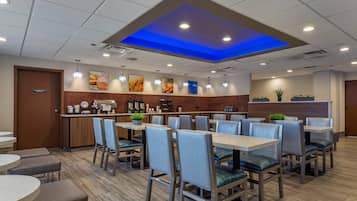 Sudah termasuk sarapan prasmanan setiap hari