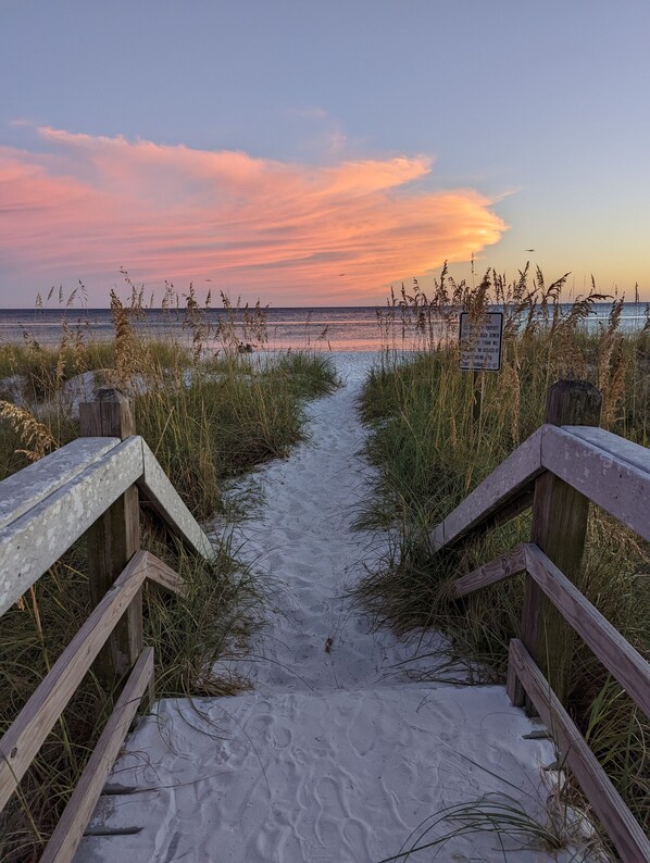 In Strandnähe, Liegestühle, Strandtücher
