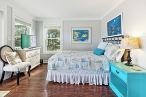 6 Schlafzimmer, Schreibtisch, Bügeleisen/Bügelbrett, Reisekinderbett