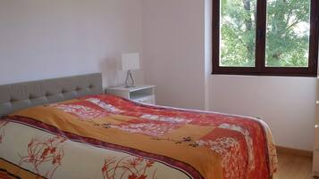 3 bedrooms, desk, iron/ironing board, cribs/infant beds