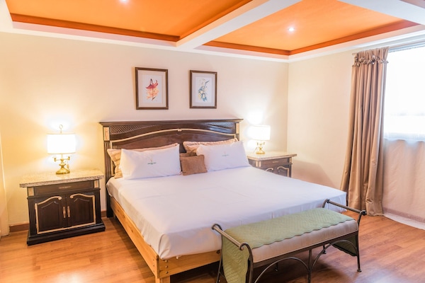 Een minibar, individueel gemeubileerd, een laptopwerkplek