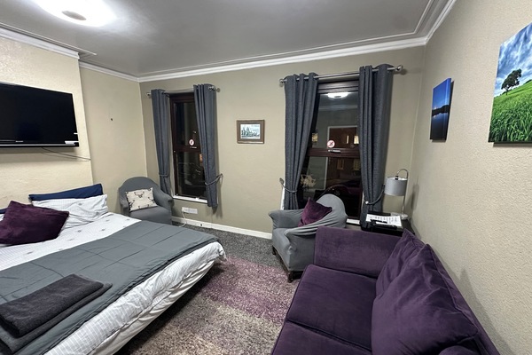 2 soverom, skrivebord, strykejern/-brett og wi-fi (inkludert)