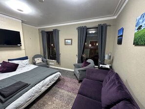 1 habitación, escritorio, tabla de planchar con plancha y wifi gratis 