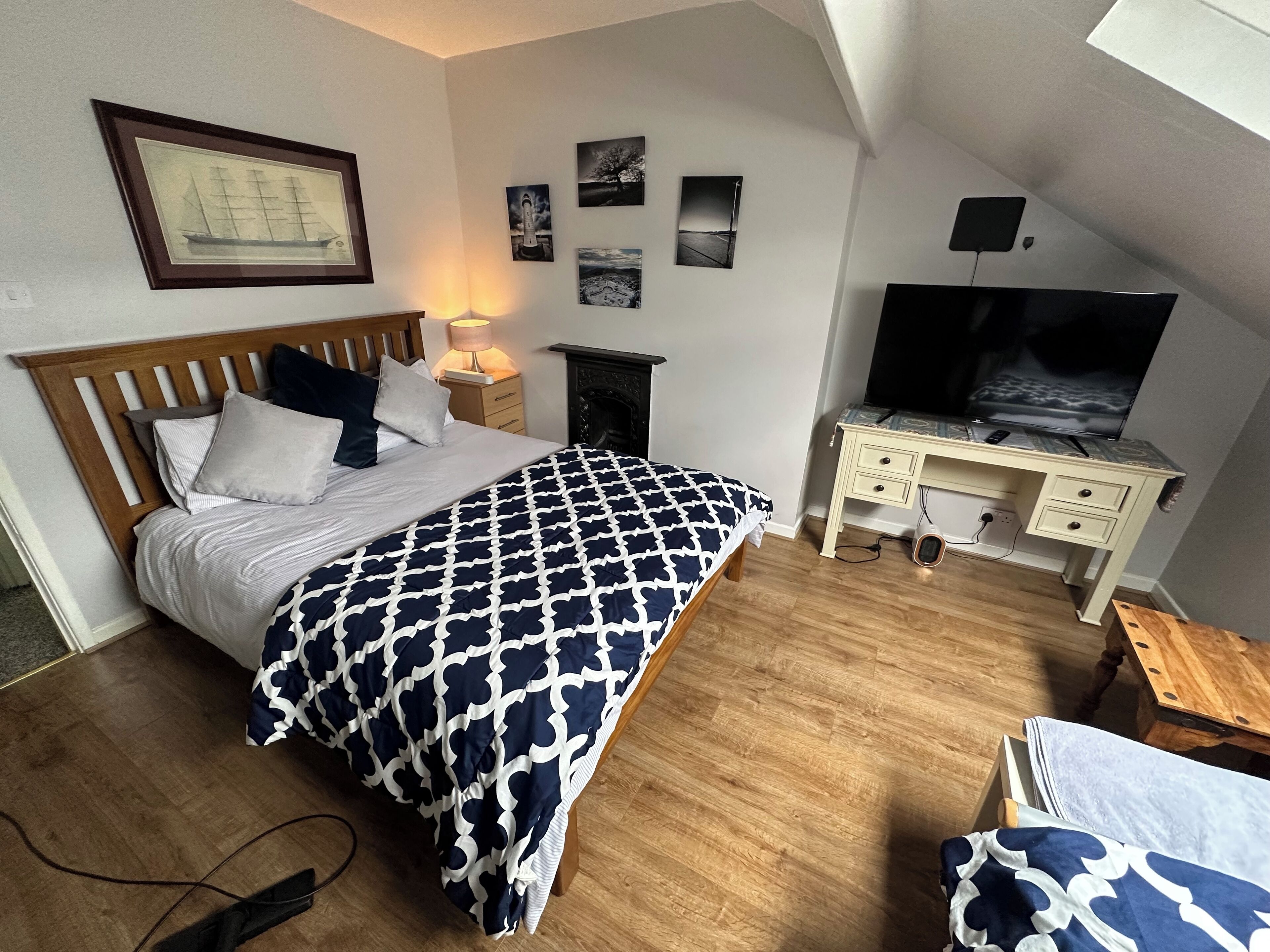 1 habitación, escritorio, tabla de planchar con plancha y wifi gratis 