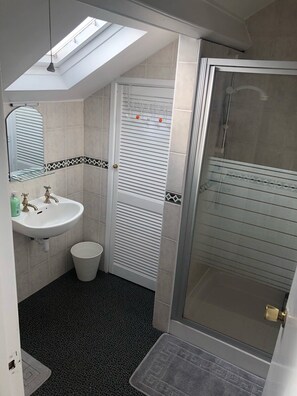 Regadera, secadora de cabello, toallas, jabón 