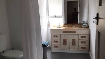 Regadera, jabón, papel de baño