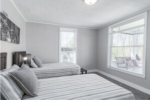 3 habitaciones, tabla de planchar con plancha y cuna de viaje