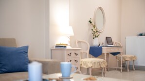 Leilighet – comfort, 1 soverom | Oppholdsområde | En 42-tommers LCD-TV med digitale kanaler samt TV og Netflix