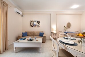 Comfort-Apartment, 1 Schlafzimmer | Wohnbereich | 42-Zoll-LCD-Fernseher mit Digitalempfang, Fernseher, Netflix