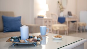 Leilighet – comfort, 1 soverom | Oppholdsområde | En 42-tommers LCD-TV med digitale kanaler samt TV og Netflix