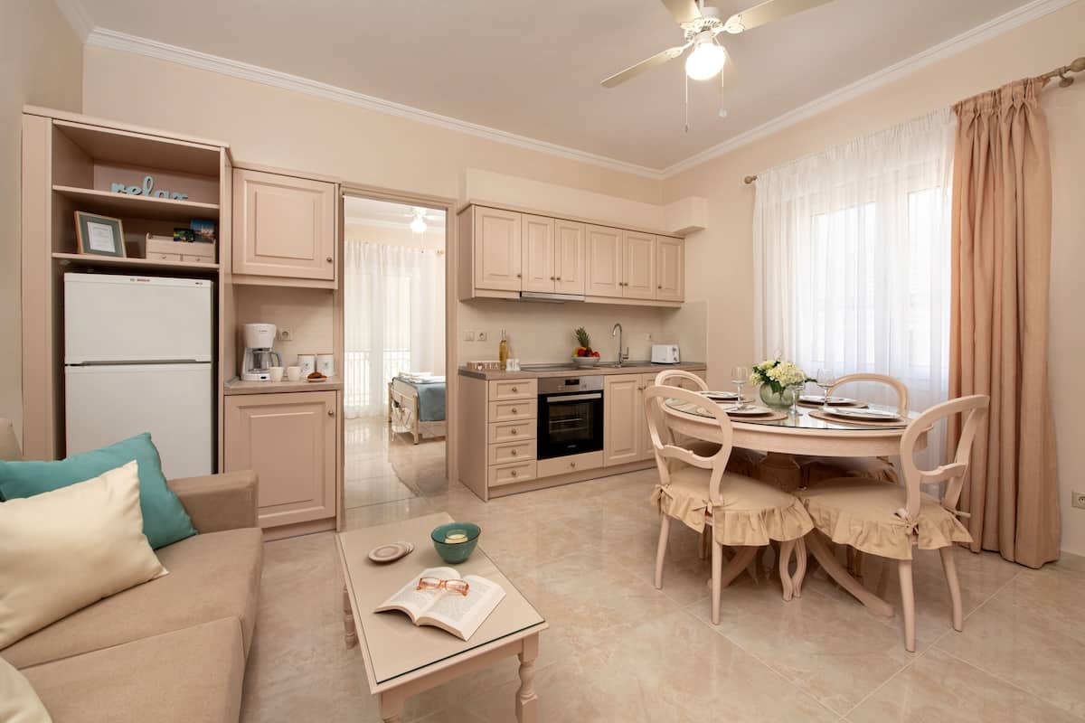 Una cocina moderna con comedor, sofá y mesa de centro.